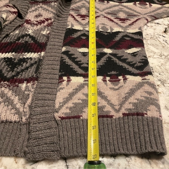 This is a American Eagle sweater size is S/P. - Picture 8 of 9